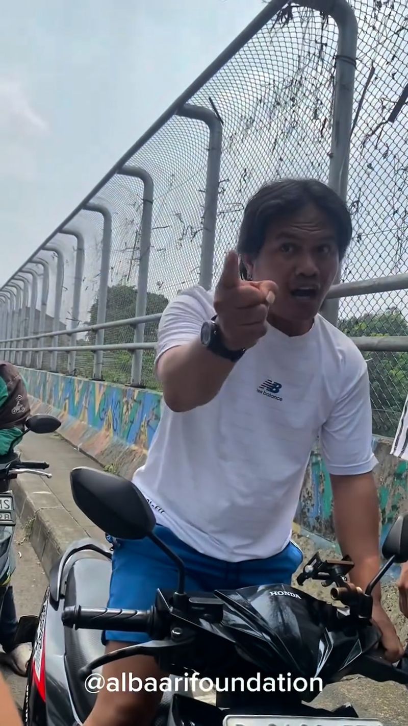 Viral di media sosial seorang pria di Depok diduga mengadang ambulans yang hendak menjemput pasian. Peristiwa terjadi dekat Jalan Juanda, Depok, Jawa Barat, Minggu (10/5) siang.