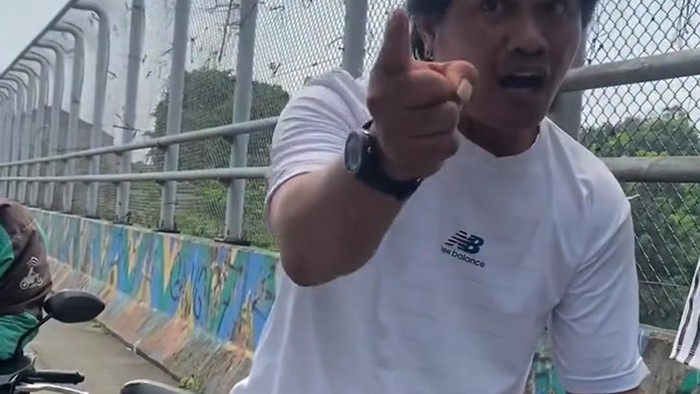 Viral di media sosial seorang pria di Depok diduga mengadang ambulans yang hendak menjemput pasian. Peristiwa terjadi dekat Jalan Juanda, Depok, Jawa Barat, Minggu (10/5) siang.