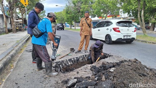 Proses tambal sulam Jalan Lingkar Selatan, Dasan Cermen, Sandubaya, Kota Mataram, Senin (11/5/2026).