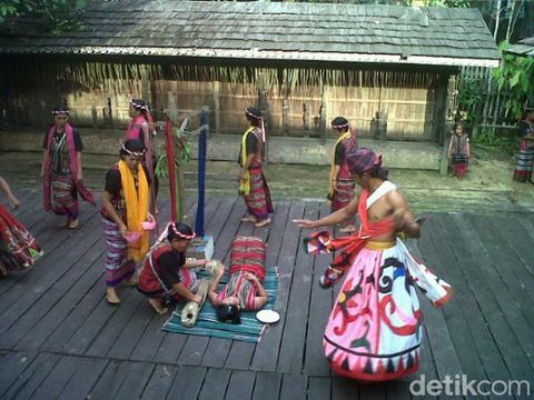 Prosesi adat Belian. (Arsip Dok. Kampung Muhur Belusuh) Prosesi adat Belian. (Arsip Dok. Kampung Muhur Belusuh)