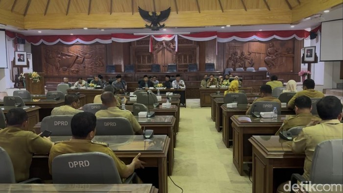 Rapat audiensi ihwal seleksi terbuka JPTP ke-2 di DPRD Rembang, hari ini (11/5/2026) diwarnai walkout.