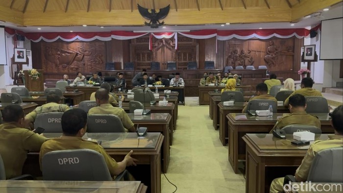 Rapat audiensi ihwal seleksi terbuka JPTP ke-2 di DPRD Rembang, hari ini (11/5/2026) diwarnai walkout.