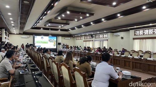 Rapat Dengar Pendapat DPRD Bali bersama PT BTID di Kantor DPRD Bali, Senin (11/5/2026). (Rizki Setyo)