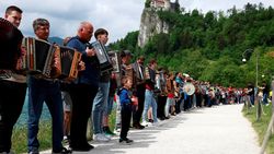 Ratusan Pemain Akordeon Meriahkan Festival di Danau Bled