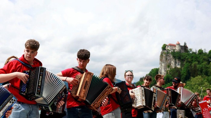 Ratusan pemain akordeon berkumpul di tepi Danau Bled untuk mengikuti festival tahunan akordeon yang menjadi salah satu tradisi budaya populer di Slovenia. Acara tersebut kembali menarik perhatian wisatawan dan warga lokal di Bled, Slovenia, Minggu (10/5/2026). Foto : REUTERS /Borut Zivulovic