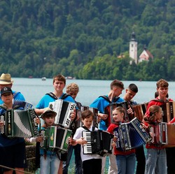 Ratusan Pemain Akordeon Meriahkan Festival di Danau Bled