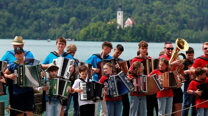 Ratusan pemain akordeon berkumpul di tepi Danau Bled untuk mengikuti festival tahunan akordeon yang menjadi salah satu tradisi budaya populer di Slovenia. Acara tersebut kembali menarik perhatian wisatawan dan warga lokal di Bled, Slovenia, Minggu (10/5/2026). Foto : REUTERS /Borut Zivulovic