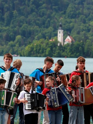 Ratusan Pemain Akordeon Meriahkan Festival di Danau Bled