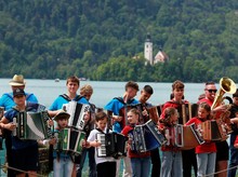 Ratusan Pemain Akordeon Meriahkan Festival di Danau Bled