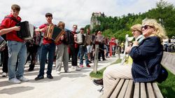 Ratusan Pemain Akordeon Meriahkan Festival di Danau Bled