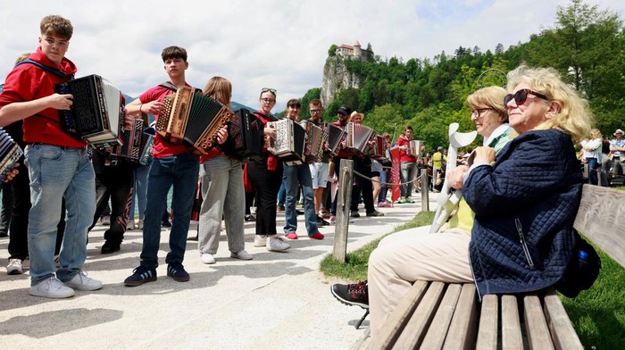 Ratusan pemain akordeon berkumpul di tepi Danau Bled untuk mengikuti festival tahunan akordeon yang menjadi salah satu tradisi budaya populer di Slovenia. Acara tersebut kembali menarik perhatian wisatawan dan warga lokal di Bled, Slovenia, Minggu (10/5/2026). Foto : REUTERS /Borut Zivulovic