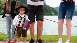 Ratusan Pemain Akordeon Meriahkan Festival di Danau Bled