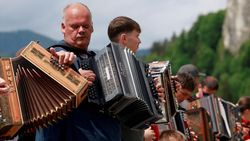 Ratusan Pemain Akordeon Meriahkan Festival di Danau Bled
