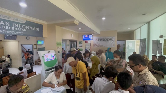 Ratusan siswa di Surabaya keracunan massal MBG