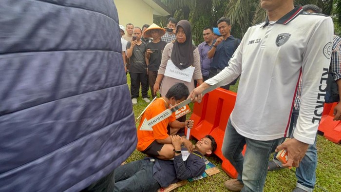 Rekonstruksi adegan pembunuhan tetangga di Jambi yang menewaskan Indra Kesuma