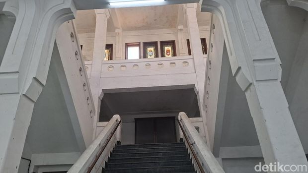 Rotterdam Lloyd atau Gedung Internasional di Kota Tua