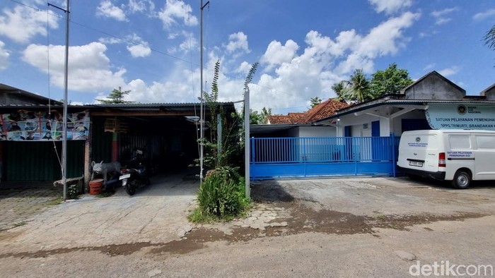 Rumah Agus Indriyanto (kiri) yang bersebelahan pas dengan SPPG di Trimurti yang mencemari air sumur warga.