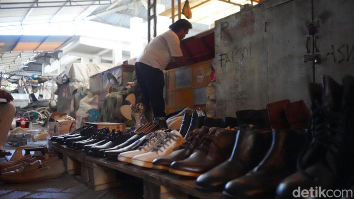 Sai, penjual sepatu bekas di Pasar Loak Gembong Surabaya