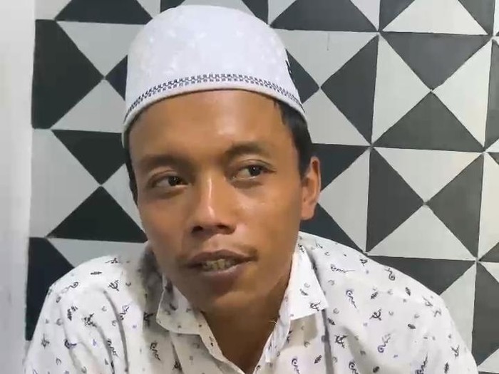 Harianto, anak korban, Mat Suhandi (51) satpam perumahan di Cemorokandang, Kota Malang yang meninggal ditusuk pencuri