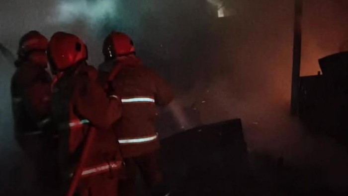 Sejumlah lapak bengkel di Ciputat, Tangsel, dilanda kebakaran, Senin (11/5/2026) dini hari. Dua mobil ikut terbakar. (Dok. Damkar Tangsel)