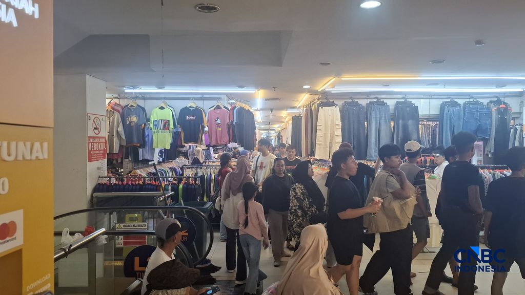 Sentra pakaian bekas atau thrifting di Pasar Senen, Jakarta Pusat, Senin (11/5/2026). (CNBC Indonesia/Chandra Dwi Pranata)