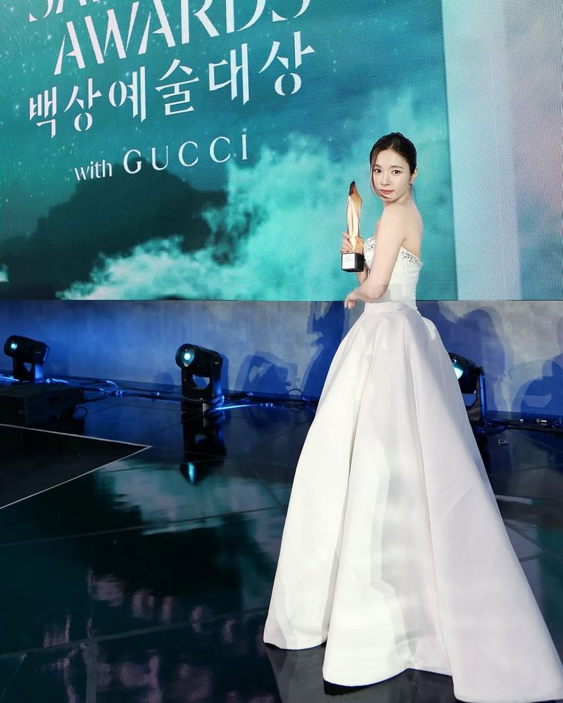 Shin Se Kyung Shin Se Kyung menang Aktris Pendukung Terbaik di Baeksang Arts Awards 2026.
