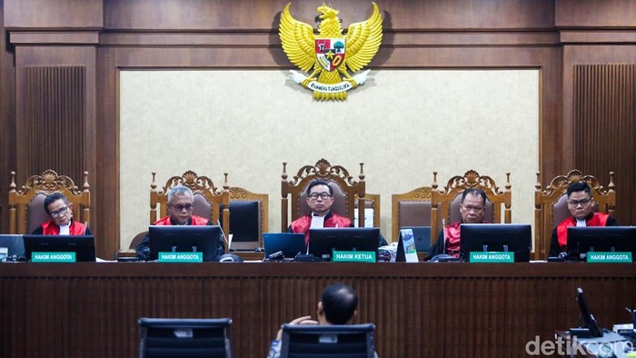 Suasana sidang dugaan korupsi pengadaan Chromebook di Pengadilan Negeri Jakarta Pusat memanas saat mantan Menteri Pendidikan, Kebudayaan, Riset, dan Teknologi, Nadiem Anwar Makarim, terlibat adu argumen dengan jaksa penuntut umum, Senin (11/5/2026).