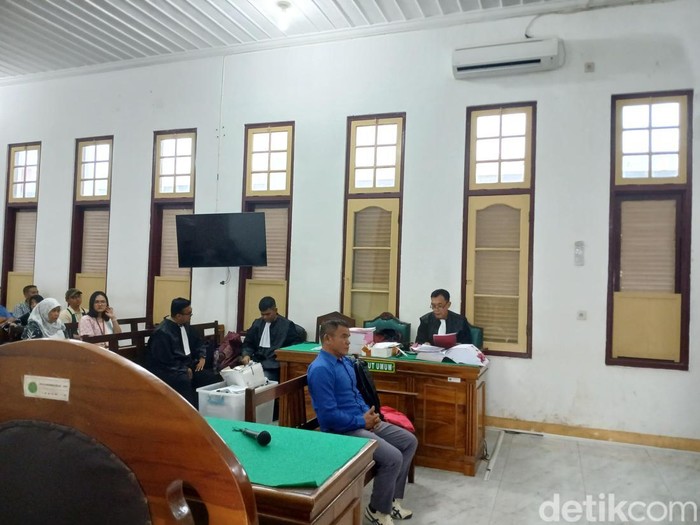 Sidang dakwaan Saihot Pandiangan di Ruang Cakra 9, Pengadilan Negeri (PN) Medan, Senin (11/5/2026)