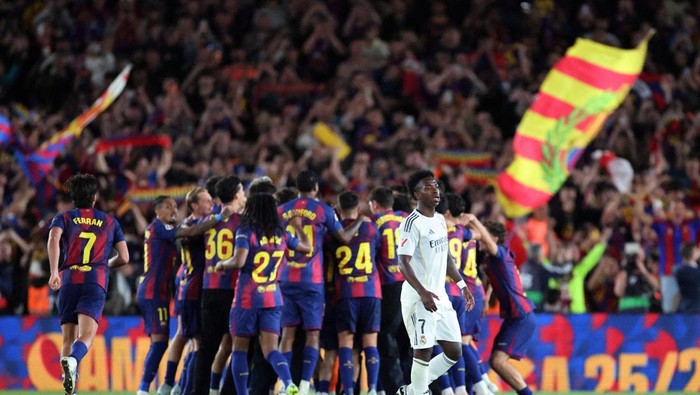 Soccer Football - LaLiga - FC Barcelona v Real Madrid - Spotify Camp Nou, Barcelona, Spain - May 10, 2026 Real Madrids Vinicius Junior looks dejected as the FC Barcelona players celebrate after winning the LaLiga REUTERS/Nacho Doce     TPX IMAGES OF