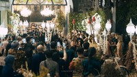 Soimah menikahkan putra sulungnya, Aksa dengan Yosika pada Jumat (8/5/2026). Setelah menggelar akad nikah, Soimah buat ngunduh mantu pada 9 Mei 2026. Prosesi ngunduh mantu Soimah bak pertunjukan pagelaran seni, mulai dari kirab hingga penampilan beraga sendratari. Foto: Instagram @lokacinema
