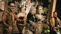 Kemeriahan ngunduh mantu juga dimeriahkan oleh penampilan banyak artis, mulai dari Raffi Ahmad, Irfan Hakim, Ramzi, Dewi Perssik, Jirayut, Gilang Dirga, Gilga Sahid, Ndarboy Genk, Rina Nose, Bella Bonita, Denny Caknan, dan banyak seniman Jawa yang menghadiri acara tersebut. Lihat saja, pengantin gak canggung sampai ikutan joget. Foto: Instagram @lokacinema