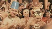 Luar biasa Mae buat 3 hari 3 malam, total baju ada enam, satu hari ada 2 baju. Aku dan teman-teman artis lain datang kemarin hari Sabtu untuk ngunduh mantu. Acara dari jam 7 sampai jam 12 malam. Pasa masuk kayak keraton, gak sangka Pendopo Mae disulap kayak bintang 5. Pak Jokowi hadir, Sri Sultan dan keluarga hadir, cerita Caren Delano di studio Pagi Pagi Ambyar, Senin (11/5/2026). Foto: Instagram @ndarboy_genk