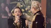 Soimah menyanyikan lagu yang dibuat khusus untuk putranya, Jadi kejutan buat pengantin, itu keren banget, kata Irfan Hakim. Foto: Instagram @bellabonita_r.a