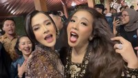 After party semua tamu ikut melantai nyanyi bersama. Soimah semakin malam, makin jadi. Soimah gak canggung untuk membuka sanggulnya di tengah-tengah tamu yang sedang nyanyi bareng. Momen Bella Bonita bareng Soimah. Foto: Instagram @bellabonita_r.a