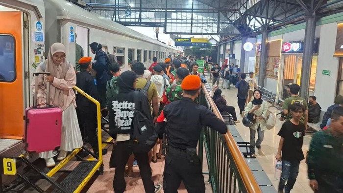 Suasana naik turun penumpang di Stasiun Semarang Tawang. Foto diunggah Senin (11/5/2026).
