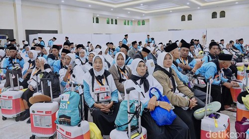 Suasana pelepasan jemaah haji asal NTB di Asrama Haji Embarkasi Lombok.