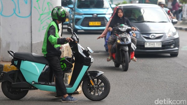 Tak Kapok-kapok Pemotor Lawan Arah di Kebayoran Lama