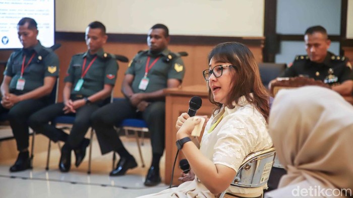 Suasana sidang lanjutan kasus dugaan pembunuhan Kepala Cabang BRI Cempaka Putih, Muhammad Ilham Pradipta, di Pengadilan Militer II-08 Jakarta Timur berubah haru saat keluarga korban memberikan kesaksian, Senin (11/5/2026).
