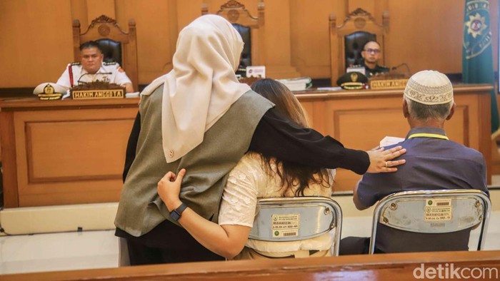 Suasana sidang lanjutan kasus dugaan pembunuhan Kepala Cabang BRI Cempaka Putih, Muhammad Ilham Pradipta, di Pengadilan Militer II-08 Jakarta Timur berubah haru saat keluarga korban memberikan kesaksian, Senin (11/5/2026).