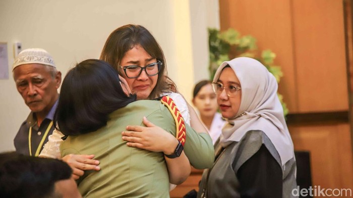 Suasana sidang lanjutan kasus dugaan pembunuhan Kepala Cabang BRI Cempaka Putih, Muhammad Ilham Pradipta, di Pengadilan Militer II-08 Jakarta Timur berubah haru saat keluarga korban memberikan kesaksian, Senin (11/5/2026).