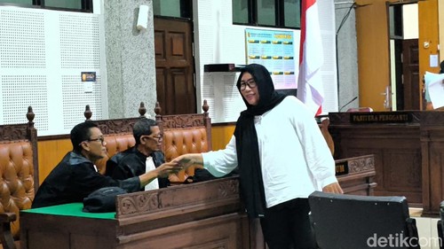 Terdakwa Ida Adnawati bersalaman dengan jaksa saat hendak keluar dari ruang sidang Pengadilan Tipikor Mataram, NTB, Senin (11/5/2026).
