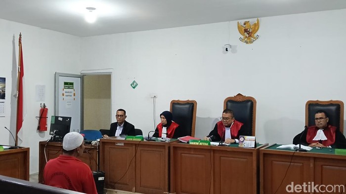 Terdakwa Romli menjalani sidang pembunuhan di PN Palembang