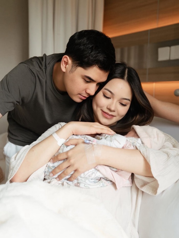 Kain Bedong Bayi Alyssa Daguise dan Al Ghazali