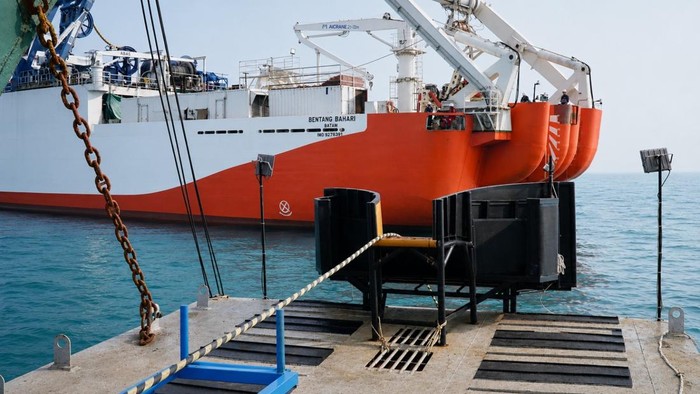 Kapal Penggelar Kabel Fiber Optik Bawah Laut CLV Bentang Bahari milik PT Ketrosden Triasmitra, Tbk (KETR) sedang melakukan transfer kabel ke kapal LCT dalam proses penggelaran kabel fiber optik bawah laut