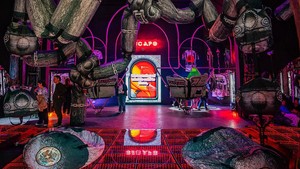 Nah, ini Paviliun Yunani yang dikuratori oleh George Bekirakis, yang berfokus pada eksplorasi narasi, distorsi, dan arsitektur. Di sini, menampilkan karya seniman Andreas Angelidakis. Foto: Getty Images/Simone Padovani
