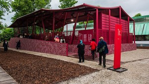 Paviliun Nasional dari Qatar berjudul untitle 2026 yang berlokasi di Giardini dan menampilkan karya seniman Rirkrit Tiravanija, Sophia Al-Maria, Tarek Atoui, Alia Farid, dan Fadi Kattan. Ini pertama kalinya Qatar hadir di Venice Biennale 2026. Foto: Getty Images/Simone Padovani