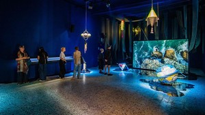 Paviliun Romania menampilkan instalasi audiovisual dan patung berskala besar bertajuk Black Sea-Scores for the Sonic Eye karya Anca Benera Arnold Estefan. Foto: Getty Images/Simone Padovani