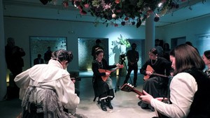 Selain Israel, ada Paviliun Rusia yang juga didemo sejak awal pengumuman kehadirannya. Bertajuk The Tree is Rooted in the Sky (Pohon Berakar di Langit), eksibisi menandai comeback-nya setelah absen sejak invansi ke Ukraina pada tahun 2022. Foto: Getty Images/Simone Padovani