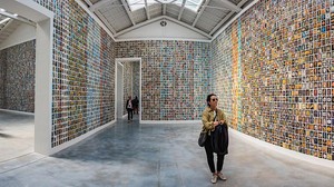 Paviliun Spanyol di Venice Biennale 2026 (Pameran Seni Internasional ke-61) menampilkan proyek bertajuk Los restos (Sisa-sisa) oleh seniman Oriol Vilanova, yang dikuratori oleh Carles Guerra. Pameran ini menonjolkan instalasi berskala besar yang menggunakan ribuan kartu pos yang dikumpulkan dari pasar barang bekas. Foto: Getty Images/Simone Padovani