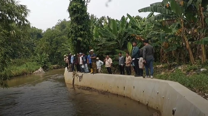 Walkot Depok meninjau kali di wilayah Bulak Barat.
